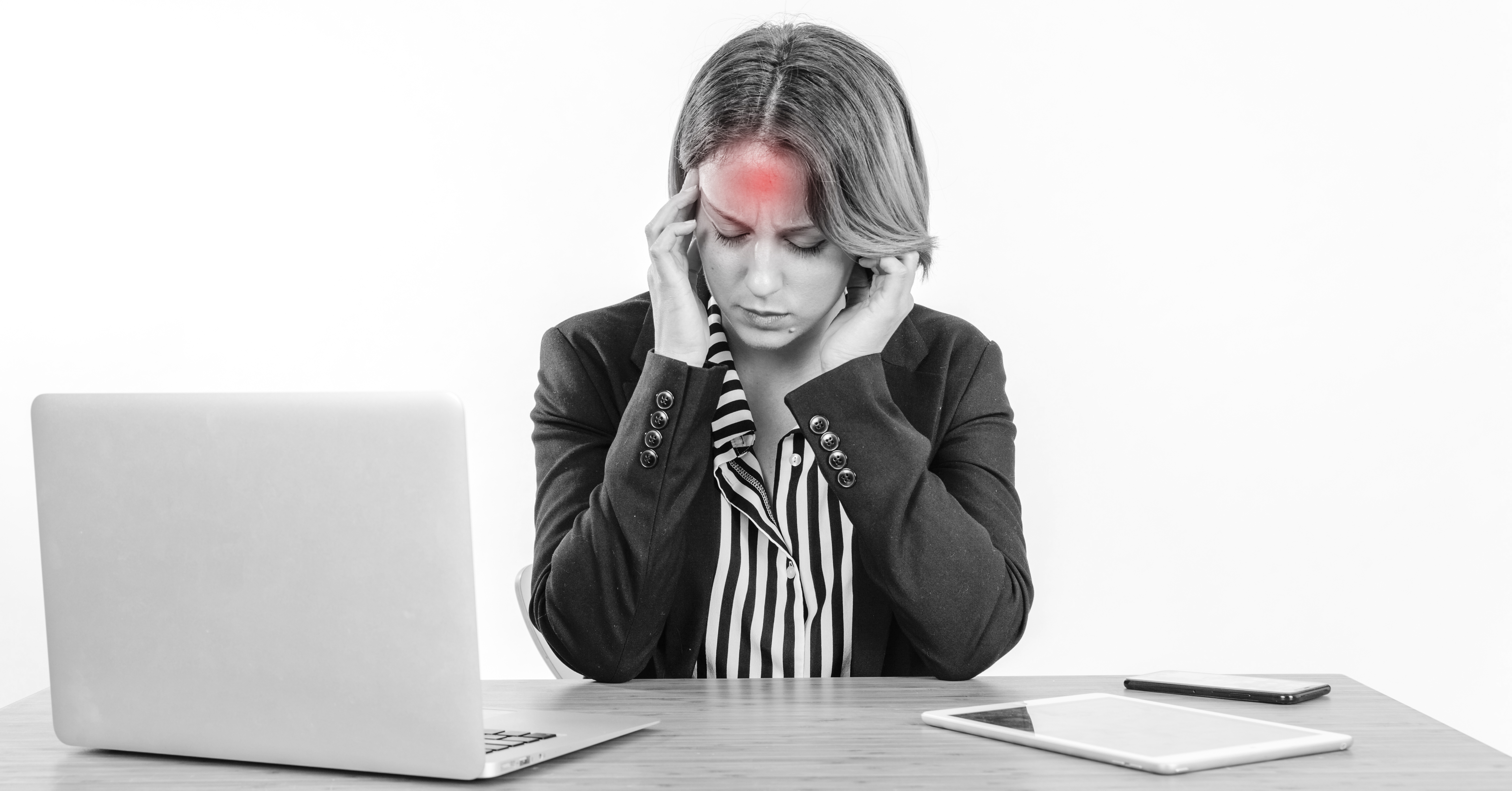 женщина у которой мигрень принимает
                                   обезболивающее профен