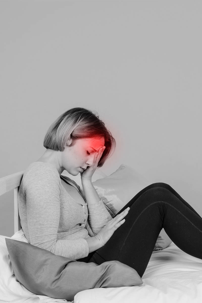 женщина с головной болью напряжения
                                        принимает обезболивающее профен