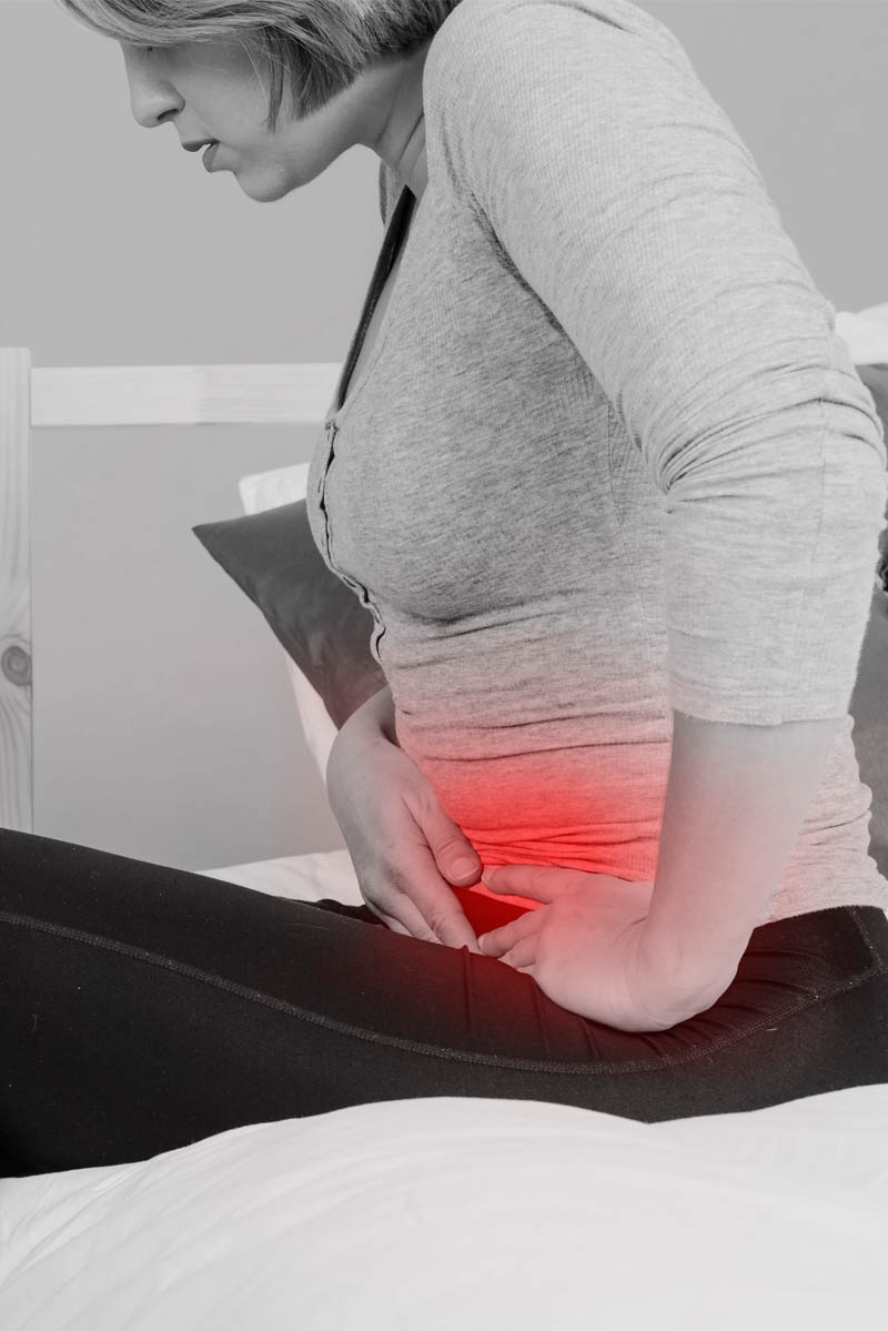 женщина с болью при месячных принимает обезболивающее профен