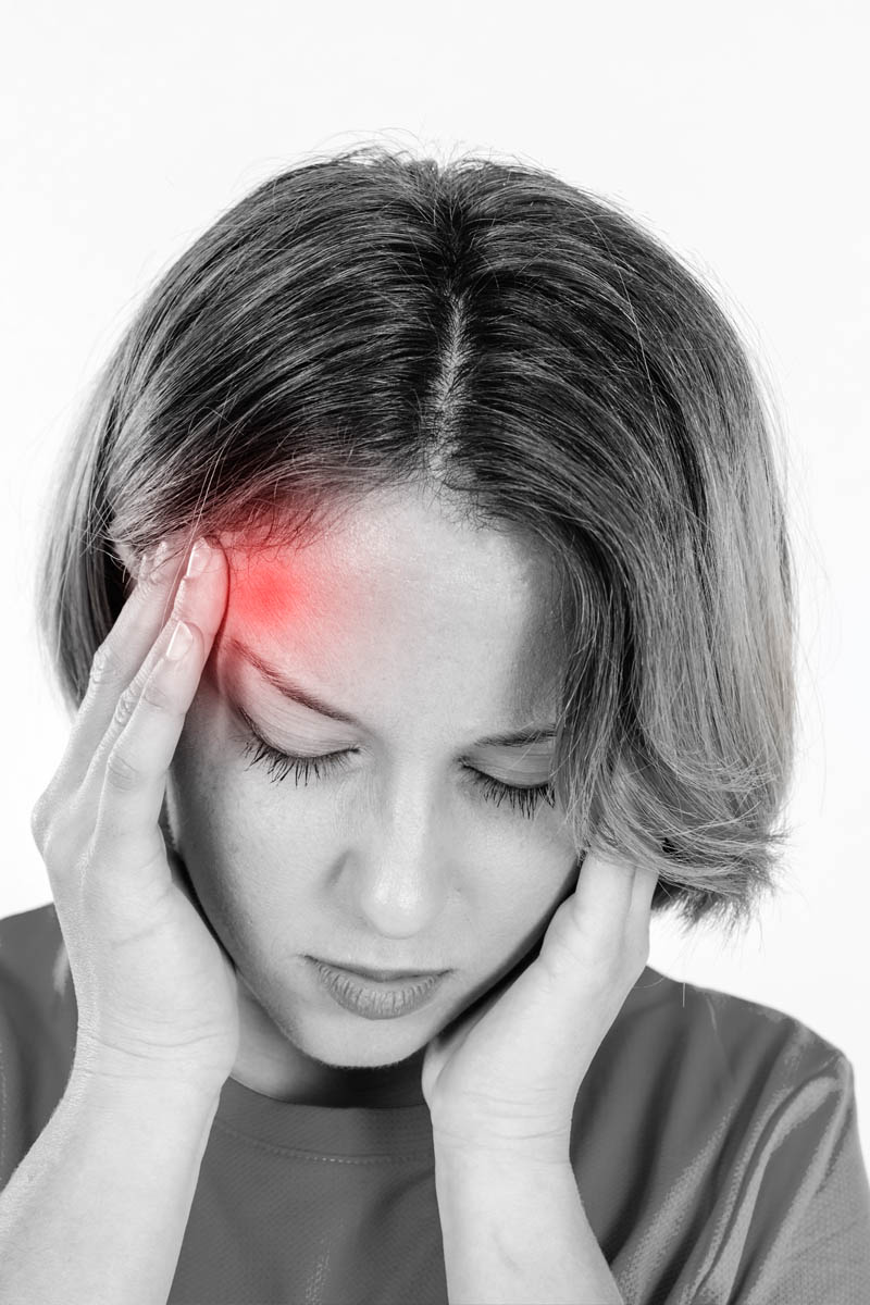 женщина, у которой мигрень, принимает
                                        обезболивающее профен