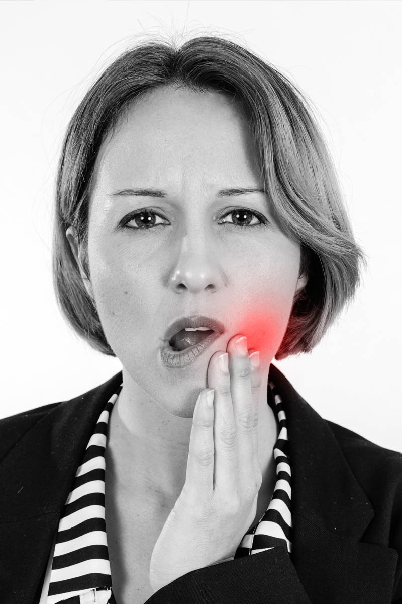 женщина с зубной болью принимает
                                        обезболивающее профен